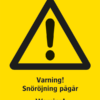 Varningsskylt med symbol för varning för fara och texten "Varning! Snöröjning pågår" samt på engelska "Warning! Snow removal in progress".