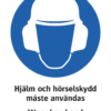 Påbudsskylt med symbol för skyddshjälm och hörselskydd och texten "Hjälm och hörselskydd måste användas" samt på engelska "Wear head and hearing protection".