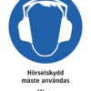 Påbudsskylt med symbol för hörselskydd och texten "Hörselskydd måste användas" samt engelsk text "Wear ear protection".