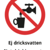 Förbudsskylt med symbol för ej dricksvatten och texten "Ej dricksvatten" samt på engelska "Not drinking water".