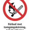 Förbudsskylt med symbol för eldningsförbud och texten "Förbud mot tomgångskörning, tobaksrökning och öppen eld"