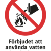 Förbudsskylt med symbol för släcka eld med vatten förbud och texten "Förbjudet att använda vatten för släckning"
