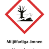 Varningsskylt med symbol för varning för miljöfarliga ämnen och texten "Miljöfarliga ämnen" samt på engelska "Hazardous to the environment".