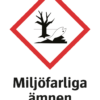 Varningsskylt med symbol för varning för miljöfarliga ämnen och texten "Miljöfarliga ämnen".