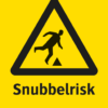 Varningsskylt med symbol för varning för snubbelrisk och texten "Snubbelrisk".
