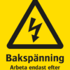 Varningsskylt med symbol för varning för farlig elektrisk spänning och texten "Bakspänning. Arbeta endast efter allpolig frånkoppling".