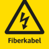 Varningsskylt med symbol för varning för farlig elektrisk spänning och texten "Fiberkabel.
