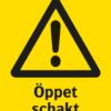 Varningsskylt med symbol för varning för fara och texten "Öppet schakt".