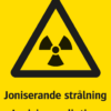Varningsskylt med symbol för varning för radioaktiva ämnen och texten "Joniserande strålning" samt på engelska "Ionizing radiation".
