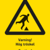 Varningsskylt med symbol för varning för hinder/snubbelrisk och texten "Varning! Hög tröskel" samt på engelska "Caution! High threshold".