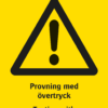 Varningsskylt med symbol för varning för fara och texten "Provning med övertryck" samt på engelska "Testing with overpressure".