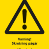 Varningsskylt med symbol för varning för fara och texten "Varning! Skrotning pågår" samt på engelska "Warning! Scrapping is in progress".